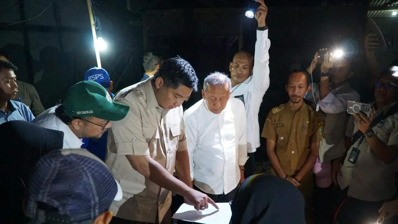 Wakil Ketua DPR RI Saan Mustopa bersama Menteri Perumahan dan Kawasan Permukiman (PKP) Republik Indonesia, Maruarar Sirait, meninjau pelaksanaan program Bantuan Stimulan Perumahan Swadaya (BSPS) di Desa Sarijaya, Kecamatan Majalaya, Kab. Karawang, Senin (
