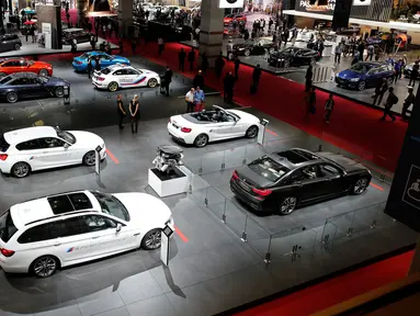Suasana pameran di Paris Auto Show, Prancis (29/9). Pameran otomotif yang berlangsung pada 1-16 Oktober 2016 ini menghadirkan deretan mobil konsep, terbaru, mewah dan berkelas. (REUTERS/Benoit Tessier)