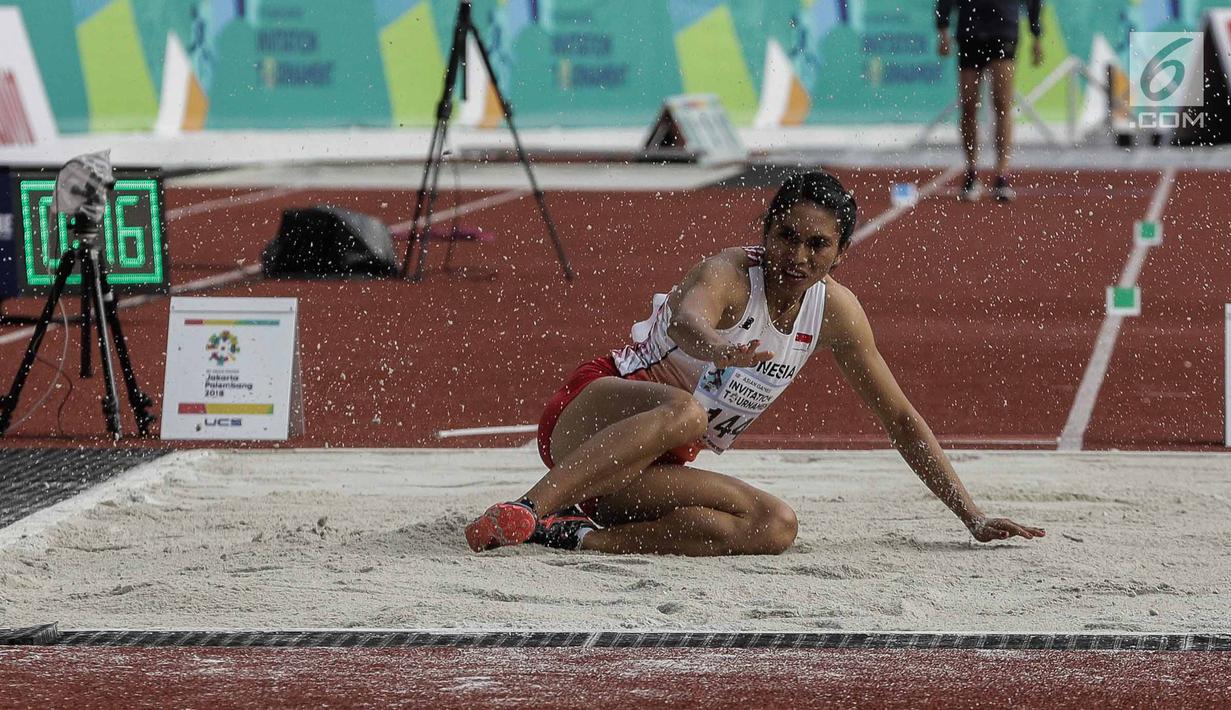 Atlet Indonesia Maria Natalia Londa mendarat di pasir saat final lompat jauh putri atletik 18th Asian Games Invitation Tournament di Stadion Utama Gelora Bung Karno (GBK), Minggu (11/2). Maria mencatatkan lompatan 6,43 meter. (Liputan6.com/Faizal Fanani)