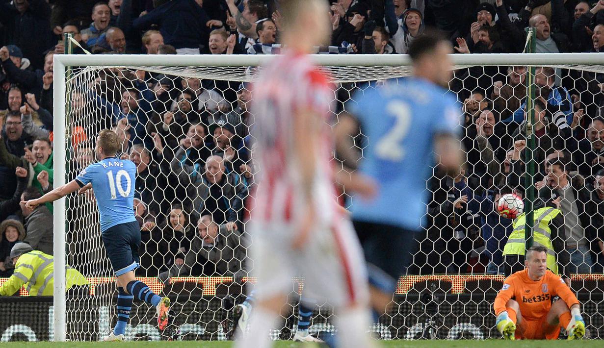 Pemain Tottenham Hotspur, Harry Kane mencetak gol setelah mengecoh kiper Stoke City pada lanjutan Liga Inggris di Stadion Britannia, Stoke, Selasa (19/4/2016) dini hari WIB. (AFP/Oli Scarff)