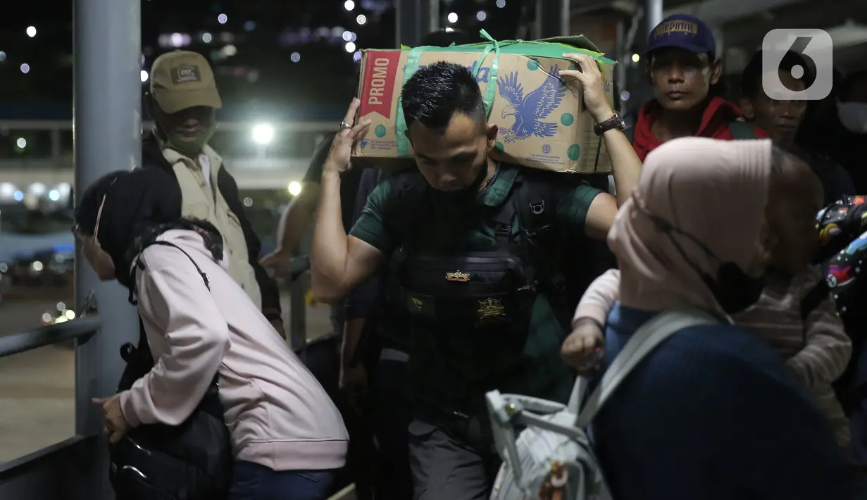 <p>Sejumlah pemudik pejalan kaki antre masuk ke kapal "Roll on-Roll off" (RoRo) untuk menyeberang di Pelabuhan Merak, Banten, Jumat (29/4/2022) dini hari. Berdasarkan data yang dirilis ASDP Cabang Merak, hingga pukul 20.00 WIB, Rabu, 28 April 2022, jumlah penumpang yang menyeberang dari Pelabuhan Merak ada 261.741 orang. (Liputan6.com/Angga Yuniar)</p>
