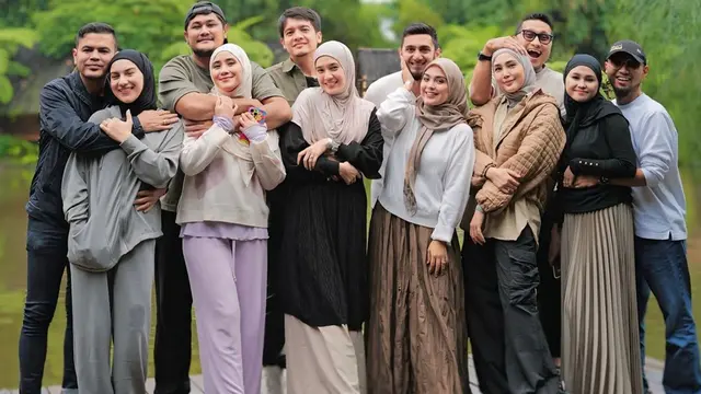 8 Potret Geng Artis Irish Bella Piknik di Bandung, Romantis Bareng Pasangan