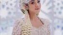Bak pengantin Jawa sungguhan, Dinda Kirana tampil sempurna dengan kebaya pernikahan bernuansa serba putih. [Foto: Instagram/dindakirana.s]