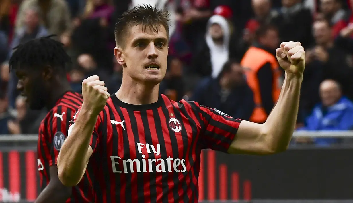 Krzysztof Piatek. Striker Polandia berusia 26 tahun milik Hertha Berlin yang musim ini dipinjamkan ke Fiorentina ini pernah memperkuat AC Milan selama 2 musim, 2018/2019 dan 2019/2020. Ia menjadi top skor AC Milan pada musim 2018/2019 dengan torehan 11 gol di semua ajang. (AFP/Miguel Medina)
