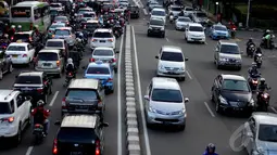 Pemprov DKI pada Maret mendatang berencana meningkatkan persentase pajak kendaraan bermotor (PKB) secara progresif dengan kenaikan mencapai 150 persen sebagai upaya menekan kepemilikan mobil lebih dari satu, Jakarta, Rabu (14/1/2015). (Liputan6.com/Faizal