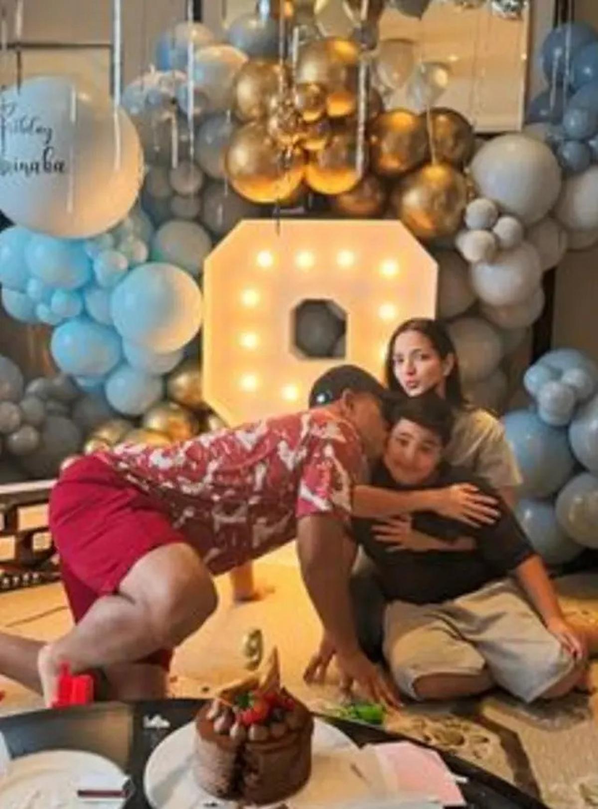Potret Cantik Nia Ramadhani dengan Bare Face Rayakan Ultah Mainaka di Hongkong