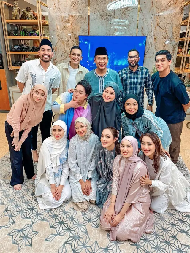 Potret buka bersama Reisa Broto Asmoro dengan selebriti lainnya (Sumber: Instagram/@reisabrotoasmoro)