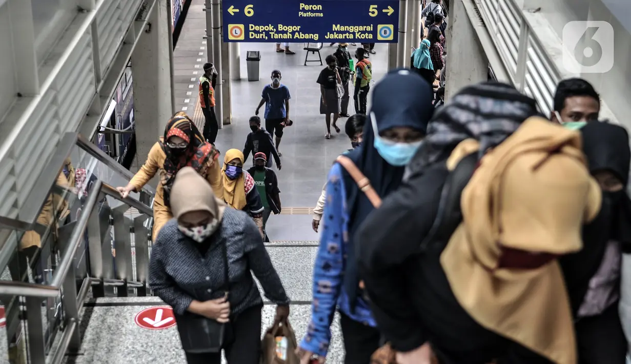 Penumpang kereta Commuter Line menggunakan tangga sebagai akses baru di Stasiun Jatinegara, Jakarta, Rabu (16/12/2020). Stasiun Jatinegara kini dilengkapi fasilitas penunjang seperti ruang kesehatan dan laktasi. (merdeka.com/Iqbal S. Nugroho)