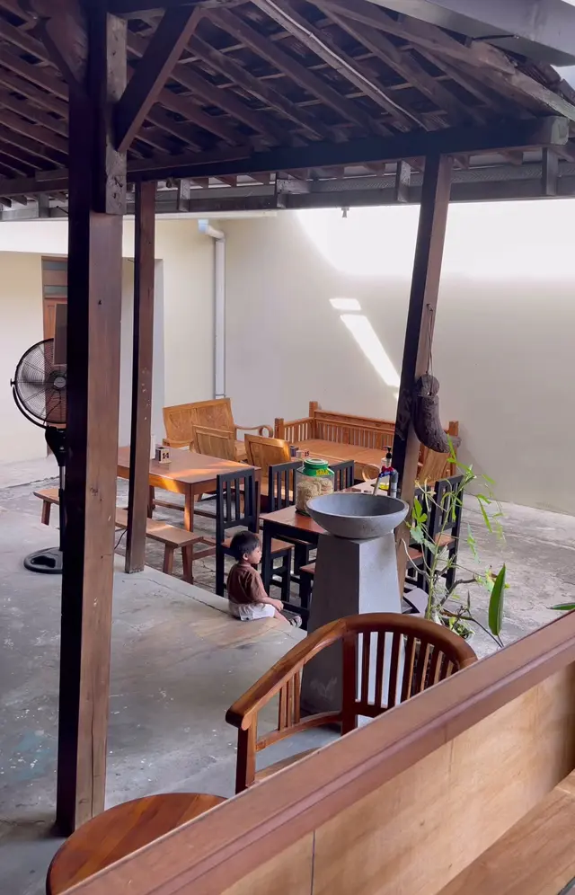 7 Potret warung makan Songoseng yang sempat jadi andalan pemasukan Nunung, kini sepi pembeli