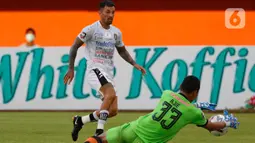 Kiper Persiraja Banda Aceh, Aji Bayu Putra (kanan) berhasil menangkap bola tendangan dari pemain Bali United, Stefano Lilipaly dalam pertandingan Babak Penyisihan Grup D Piala Menpora 2021 di Stadion Maguwoharjo, Sleman, Senin (29/3/2021). Bali United menang 2-0. (Bola.com/Ikhwan Yanuar)