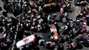 Para pelayat membawa peti mati berisi jenazah orang yang tewas dalam bentrokan antara pasukan keamanan dengan pendukung mantan Presiden Evo Morales di La Paz, Bolivia, Kamis (21/11/2019). (AP Photo/Natacha Pisarenko)