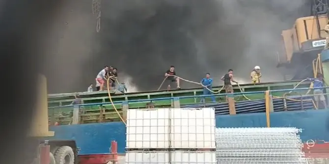 Satu Kapal Kargo di Pelabuhan Sunda Kelapa Terbakar, Sudah Berhasil Dipadamkan