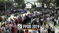 Jalannya Pendaftaran Peserta Didik Baru di Depok berjalan ricuh. Padatnya antrean membuat orang tua murid bahkan harus keluar dari ruangan melalui jendela.