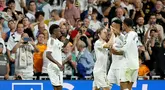 Penyerang Real Madrid, Vinicius Junior (kiri) merayakan gol kedua timnya saat pertandingan Liga Spanyol melawan Villarreal CF di stadion Santiago Bernabeu, Madrid pada Sabtu 5 Oktober 2024 atau Minggu (6/10/2024) dini hari WIB. (OSCAR DEL POZO/AFP)