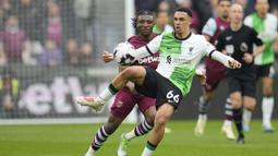 Bek Liverpool, Trent Alexander-Arnold (depan) mengontrol bola dibayangi gelandang West Ham United, Mohammed Kudus pada laga pekan ke-35 Premier League 2023/2024 di London Stadium, London, Sabtu (27/4/2024). (AP Photo/Kin Cheung)