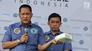 Kepala BNN Komjen Budi Waseso menunjukkan barang bukti kasus peredaran narkotika di Kantor BNN, Jakarta, Kamis (9/11). Dalam pengungkapan ini BNN menyita 220,78 kg sabu, 8.500 butir pil ekstasi dan 10.000 butir Happy Five. (Liputan6.com/Faizal Fanani)
