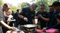 Direktur Utama BNI Sekuritas Agung Prabowo (tengah), Direktur BNI Sekuritas Yoga Mulya (ketiga kanan) bersama para mahasiswa IPB saat mengikuti demo workshop pembuatan nugget pakcoy di Institut Pertanian Bogor (IPB), Bogor, Jawa Barat (Liputan6.com/HO)