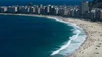 Pantai Copacabana di Rio de Janerio, Brazil menjadi pantai yang ramai dikunjungi setiap tahunnya (AFP PHOTO/Yasuyoshi CHIBA).