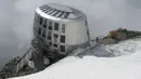 Refuge Du Gouter di Pegunungan Alpen adalah hotel yang luar biasa dengan eksterior logam dan lokasi yang tak terduga. Refuge Du Gouter terlihat seperti markas penjahat dimana hotel ini dapat menampung 120 tamu. (Dailymail)