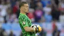 <p>Kiper Inggris, Jordan Pickford melakukan selebrasi setelah berhasil mengahalu tendangan pemain Swiss, Manuel Akanji pada babak adu penalti laga perempat final Euro 2024 di Duesseldorf Arena, Duesseldorf, Jerman, Sabtu (06/07/2024). (AP Photo/Martin Meissner)</p>