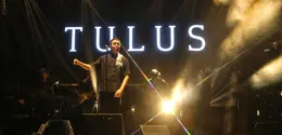 Tulus menutup panggung KLBB 2025 di hari pertama/copyright kapanlagi/adrian putra