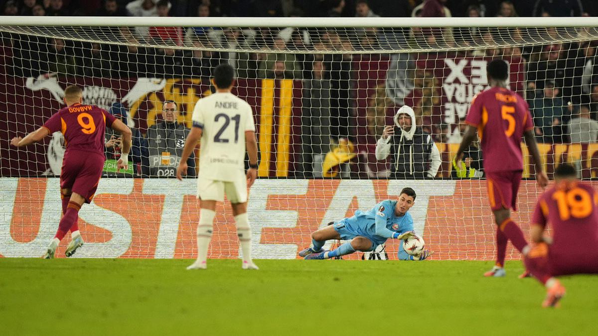 Malam Gila di Olimpico: Momen Kiper Lille, Berke Ozer Tepis 3 Penalti Beruntun AS Roma!