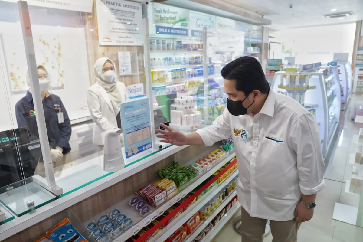 Menteri Erick Thohir saat mengecek ketersediaan ivermectin di tiga Apotek Kimia Farma di Jakarta