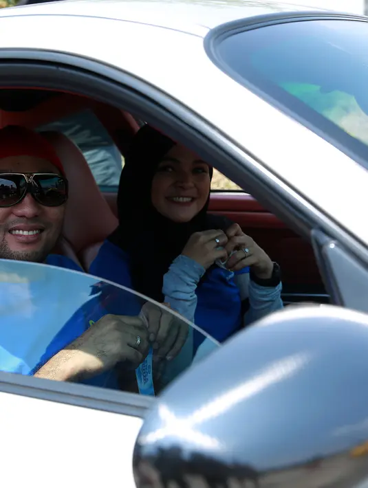 Ditemani sang istri, Rosmanizar, Henry Baskoro Hendarso alias Enji bersama club mobil #6AM Sport Car Indonesia menggelar 'touring' dari Jakata ke Bandung. (Deki Prayoga/Bintang.com)