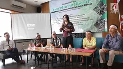 Anggota DPR RI dari Fraksi PDIP, Rieke Diah Pitaloka memberikan paparan saat hadir dalam pernyataan bersama menolak hutan tanaman industri (HTI) Pulau Siberut Mentawai di Jakarta, Kamis (9/11). (Liputan6.com/Faizal Fanani)