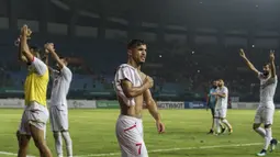 Pemain Palestina melakukan selebrasi usai mengalahkan Indonesia pada laga Asian Games di Stadion Patriot, Jawa Barat, Rabu (15/8/2018). Indonesia takluk 1-2 dari Palestina. (Bola.com/Vitalis Yogi Trisna)