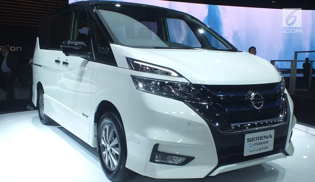 Mobil Nissan Serena e-POWER diperkenalkan pada ajang Tokyo Motor Show ke-45 di Jepang, Rabu (25/10). Mobil keluarga di segmen kelas menengah Nissan itu dilengkapi dengan mesin bensin kecil yang mampu mengisi baterai. (Liputan6.com/Edu Krisnadefa)
