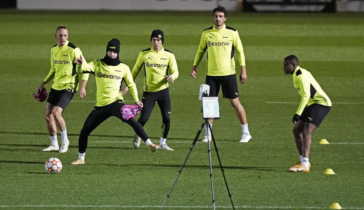 Pemain Borussia Dortmund, Marius Wolf Dortmund, Marco Reus, Thorgan Hazard, Mats Hummels dan Youssoufa Moukoko, mengikuti sesi latihan sebelum Grup C Liga Champions di Dortmund, Selasa (2/11/2021). Dortmund mengusung misi balas dendam ketika menjamu Ajax pada Kamis (4/11). (AP Photo/Martin Meissner