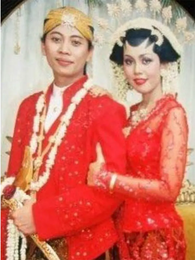Penyanyi Opick menikah dengan‎ Dian Rositaningrum pada 15 Juli 2002. Pernikahan sederhana digelar di kediaman orangtua Dian. (dok. Pribadi)