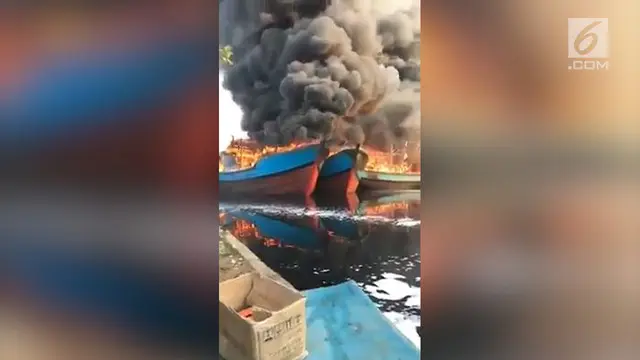 Kebakaran hebat melanda sebuah galangan kapal di Pekalongan, Jawa Tengah, menghanguskan lima kapal yang tengah diperbaiki.
