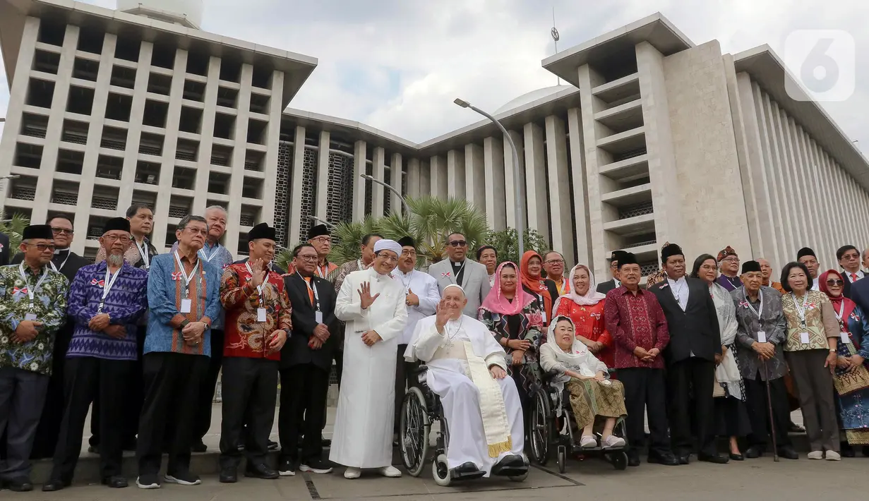 Pemimpin Gereja Katolik Sedunia, Paus Fransiskus (tengah) bersama Imam Besar Masjid Istiqlal, Nasaruddin Umar serta tokoh-tokoh agama lainnya berfoto bersama di halaman Masjid Istiqlal, Jakarta, Kamis (5/9/2024). (Liputan6.com/Herman Zakharia)