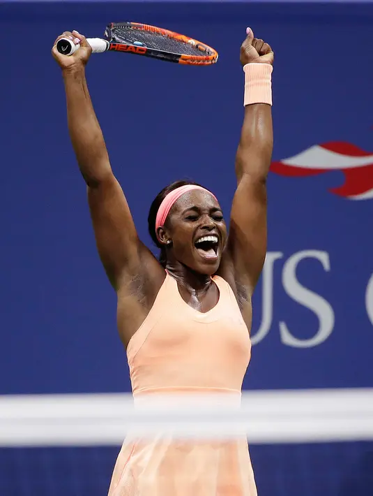 Petenis muda AS, Sloane Stephens  berselebrasi usai mengalahkan petenis unggulan, Venus Williams pada semifinal AS Terbuka 2017 di New York, Kamis (7/9). Stephens menembus final grand slam untuk kali pertama setelah mendepak Venus. (AP Photo/Seth Wenig)