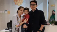 Tya Ariestya bersama suami dan anak pertamanya, Kanaka. [foto: instagram/tya_ariestya]