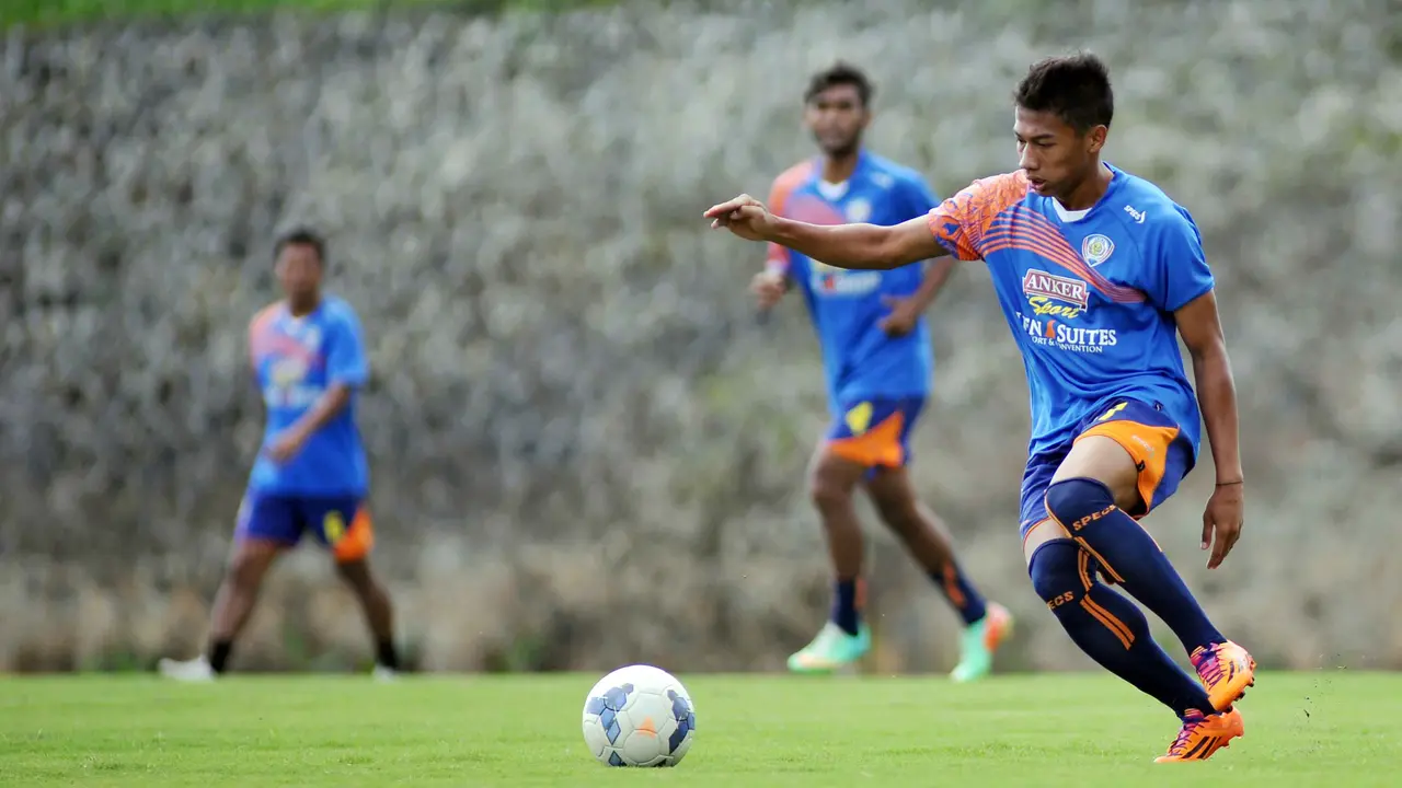 Gelandang Arema Cronus Ahmad Nufiandani