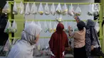 Warga sekitar perumahan Villa Pamulang mengambil paket sembako gratis bernama “Jumat Berkah” yang digantung di Tangerang Selatan, Jumat (28/8/2020). Setiap hari Jumat selama pandemi, warga perumahan itu mendonasikan sembako untuk warga sekitar yang terdampak COVID-19. (merdeka.com/Dwi Narwoko)