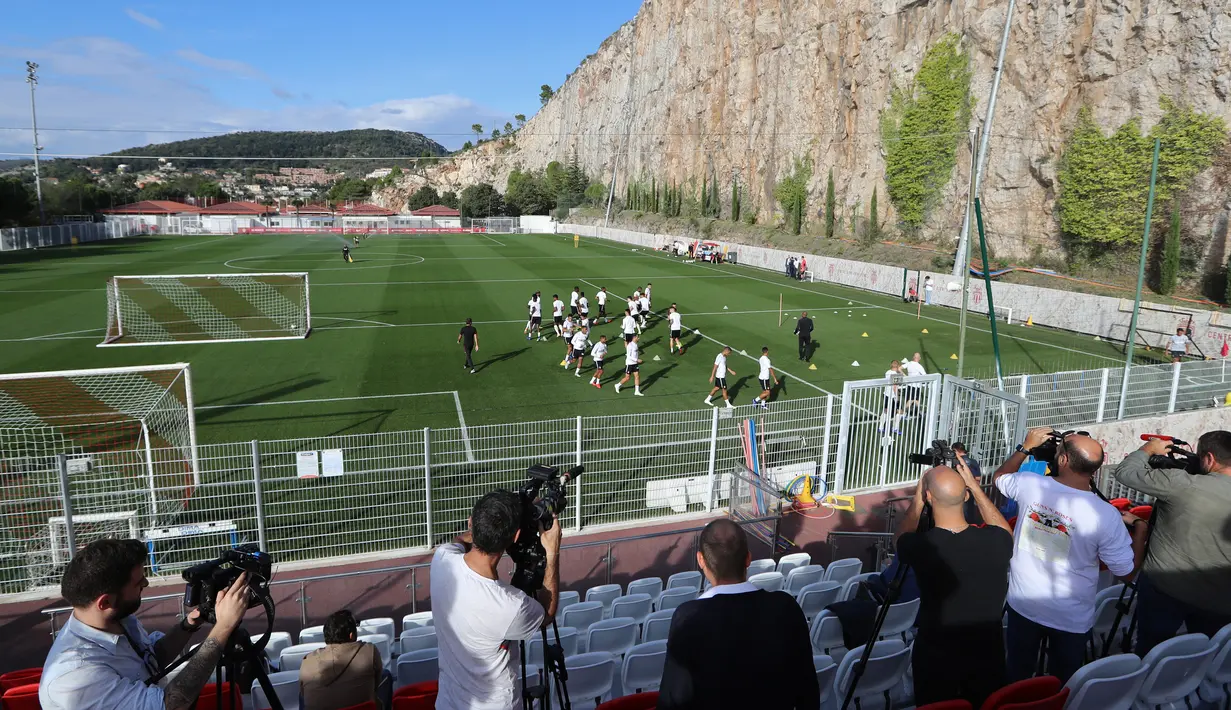 Sejumlah jurnalis meliput latihan tim AS Monaco yang memiliki pelatih baru Thierry Henry di La Turbie, dekat Monaco, Prancis (18/10). Henry menggantikan posisi Leonardo Jardim yang baru saja dipecat pada awal musim ini. (AFP Photo/Valery Hache)