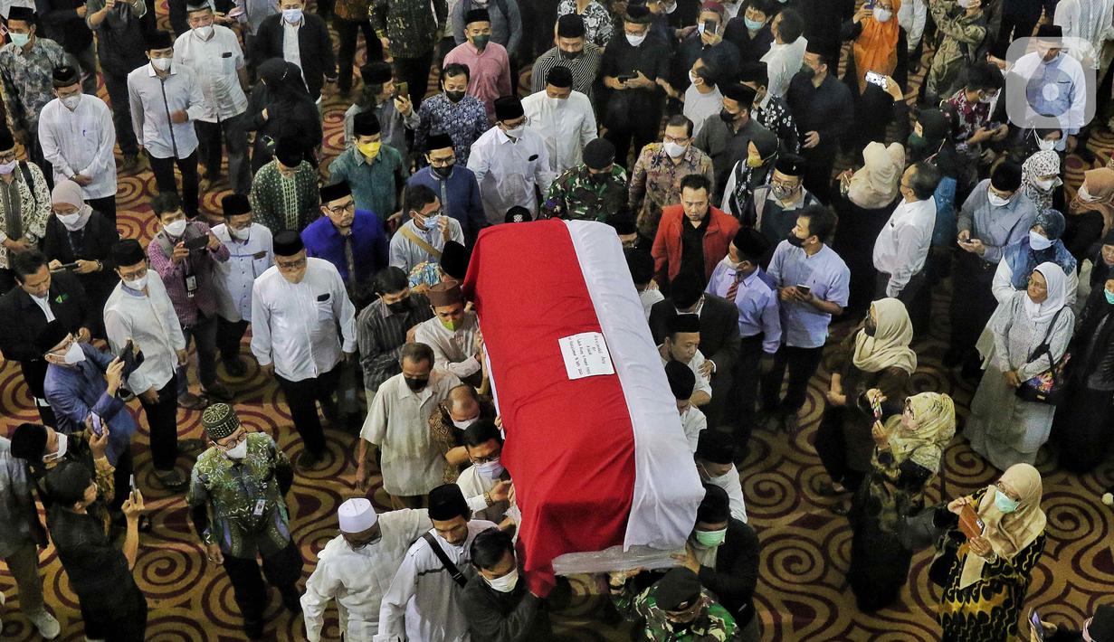 Saudara dan kerabat mengangkat peti jenazah Ketua Dewan Pers dan Guru Besar UIN Jakarta Prof Azyumardi Azra usai disalatkan di UIN Jakarta, Selasa (20/9/2022). Usai dishalatkan jenazah Azyumardi akan dimakamkan di Taman Makam Pahlawan (TMP) Kalibata, Jakarta pukul 09.00 WIB. (Liputan6.com/Angga Yuniar)