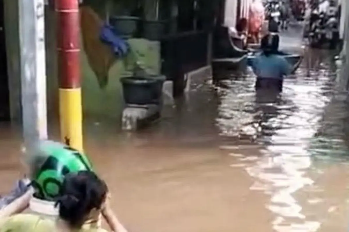 Kebon Pala Terendam Banjir, Warga Bertahan di Lantai Dua