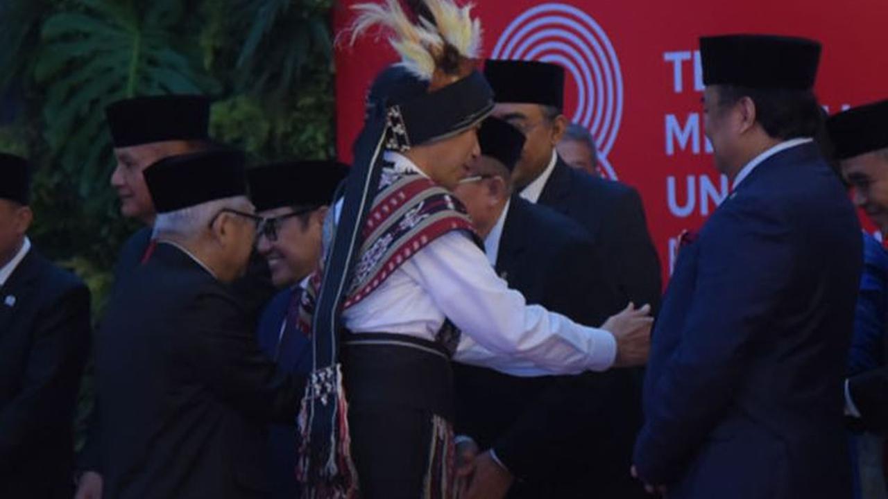 Kain tenun Tanimbar juga merupakan fitur pelengkap dalam busana adat yang dikenakan Jokowi.