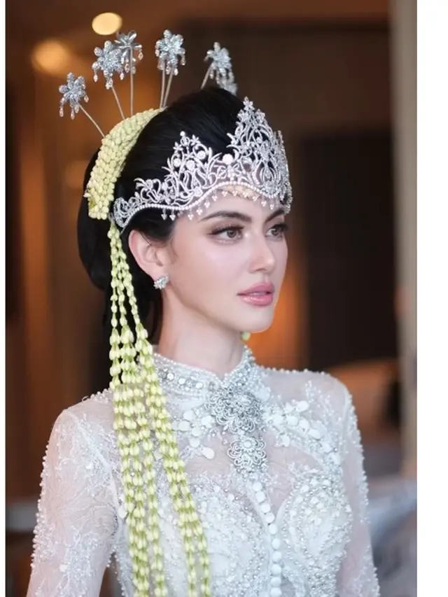 5 Potret Davika Hoorne Pakai Siger Sunda, Pesona Bintang Thailand Jadi Pengantin