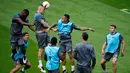 Sejumlah pemain Liverpool saat melakukan latihan ringan di St. Jakob -Park , Basel , Swiss, (17/5). Memenangkan juara Europa League  merupakan kesempatan Liverpool beraksi dipanggung Eropa musim depan. (Reuters / Arnd Wiegmann)