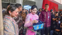 Ketua Dewan Komisioner Otoritas Jasa Keuangan (OJK Friderica Widyasari Dewi didampingi   Presiden Direktur BCA Gregory Hendra Lembong menyaksikan produk tas saat  kegiatan BCA UMKM Fest 2026 di Indonesia Arena, Senayan, Jakarta, Jumat, 21 Agustus 2026. (KLY/ Arie Basuki)