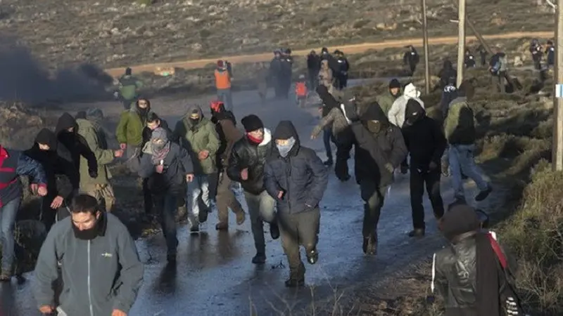 Para pemukim di Amona lari dari kejaran polisi Israel menyusul akan dirobohkannya bangunan-bangunan di kawasan tersebut