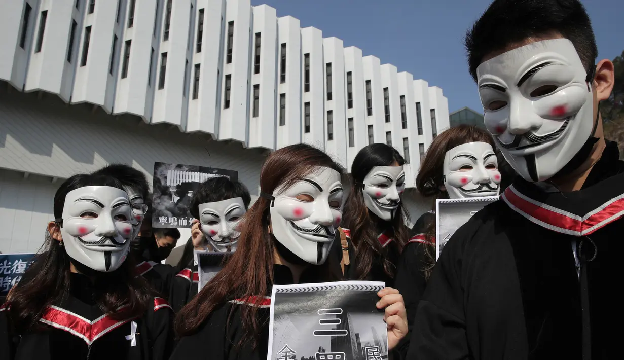 Mahasiswa mengenakan topeng Guy Fawkes selama aksi protes sebelum upacara kelulusan mereka di Chinese University of Hong Kong, Hong Kong, Kamis (7/11/2019). Sekitar seribu mahasiswa mengabaikan larangan mengenakan topeng yang dikeluarkan pemerintah pada Oktober 2019. (AP/Kin Cheung)