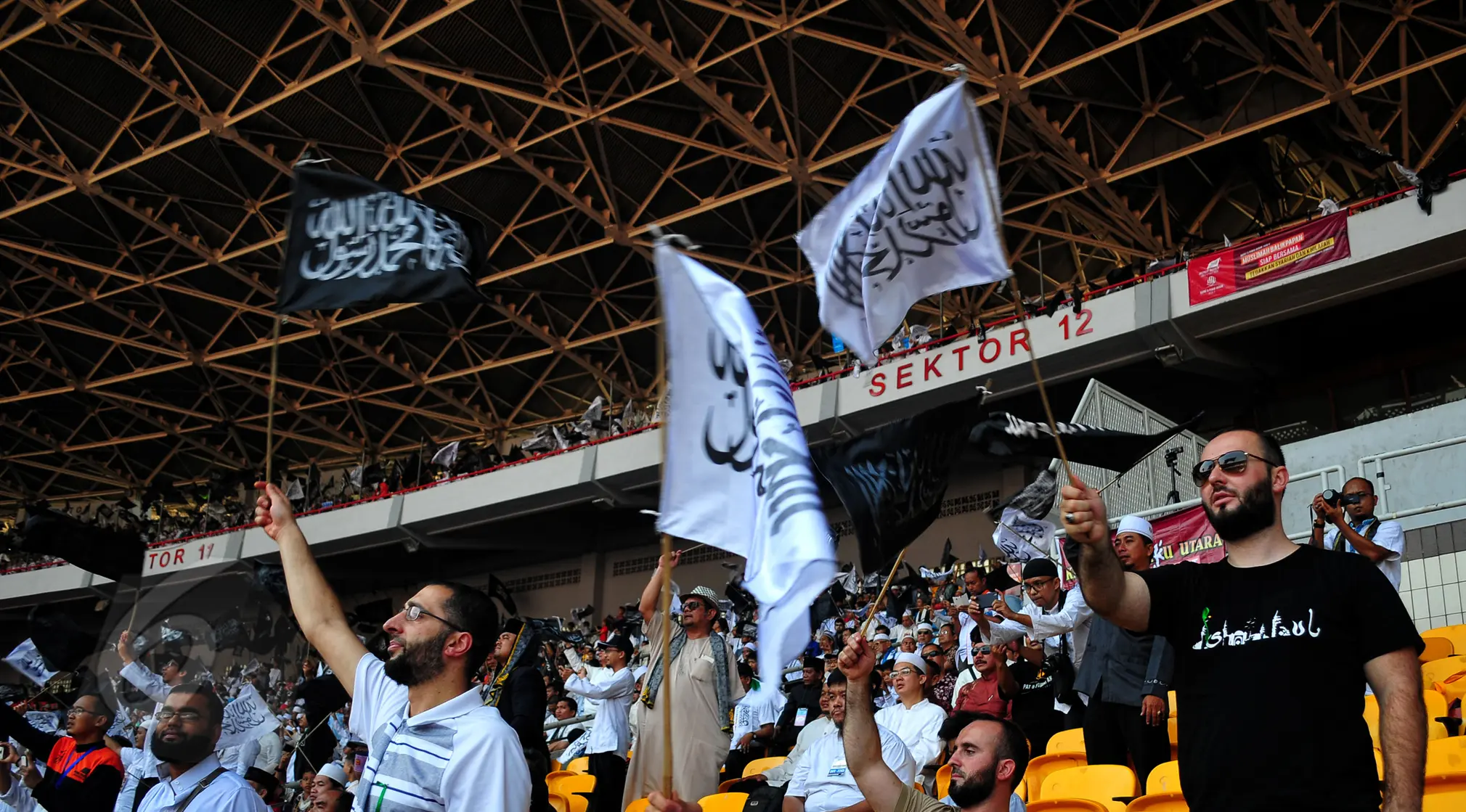 Massa Hizbut Tahrir Indonesia (HTI) tampak mengibarkan bendera saat Rapat dan Pawai Akbar (RPA) 2015 bertema "Bersama Umat Tegakkan Khilafah" di Stadion Gelora Bung Karno, Jakarta, Sabtu (30/5). (Liputan6.com/Yoppy Renato)