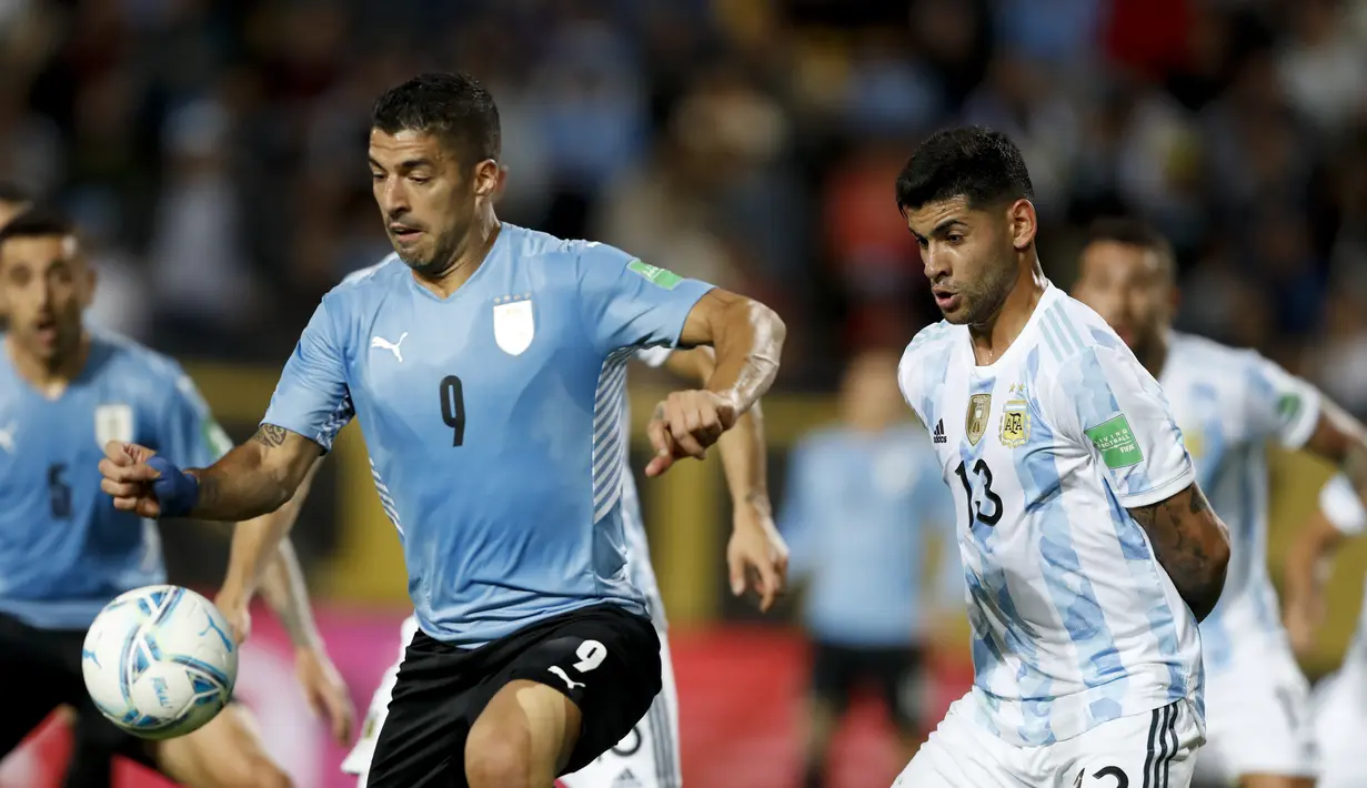Penyerang Uruguay, Luis Suarez berusaha mengontrol bola dari kawalan pemain Argentina, Cristian Romero pada pertandingan penyisihan Piala Dunia di Estadio Campeon del Siglo, Montevideo, Uruguay, Sabtu (13/11/2021). Argentina menang tipis atas Uruguay 1-0. (AP Photo/Matilde Campodonico, Pool)